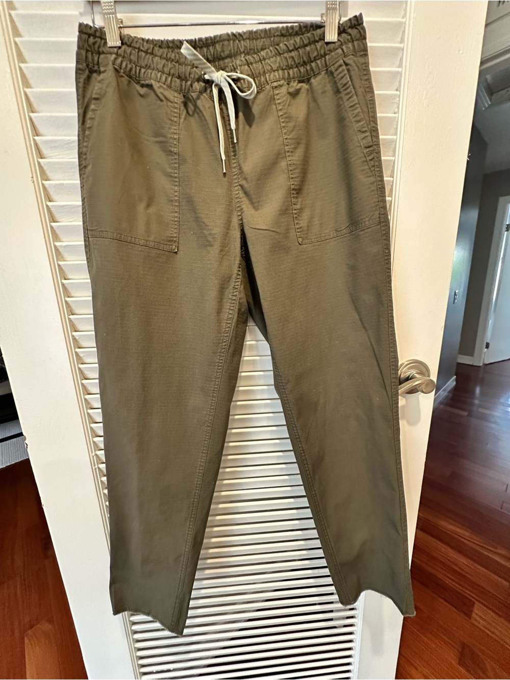 Vuori Women’s Olive Drawstring Chinos